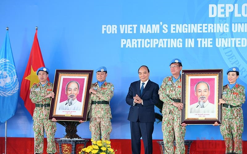Chủ tịch nước Nguyễn Xuân Phúc tặng quà cho cán bộ, chiến sĩ trước khi lên đường nhận nhiệm vụ