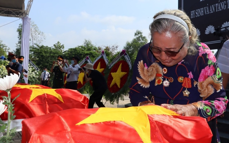 Bà Thân Thị Vân, nữ chiến sĩ Đoàn 10 Đặc công Rừng Sác xúc động bên hài cốt đồng đội