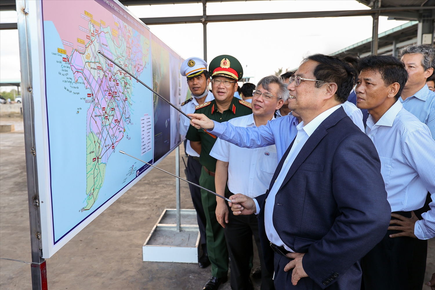 Thủ tướng xem bản đồ kết nối giao thông vùng ĐBSCL - Ảnh: VGP/Nhật Bắc