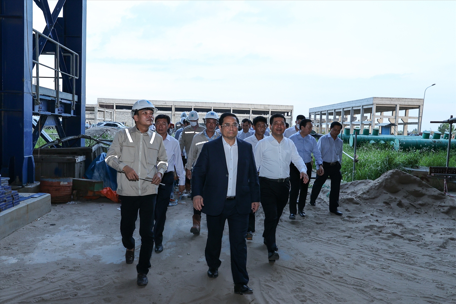 Thủ tướng tới thị sát công trường xây dựng Nhà máy Nhiệt điện Long Phú 1, tại xã Long Đức, huyện Long Phú - Ảnh: VGP/Nhật Bắc