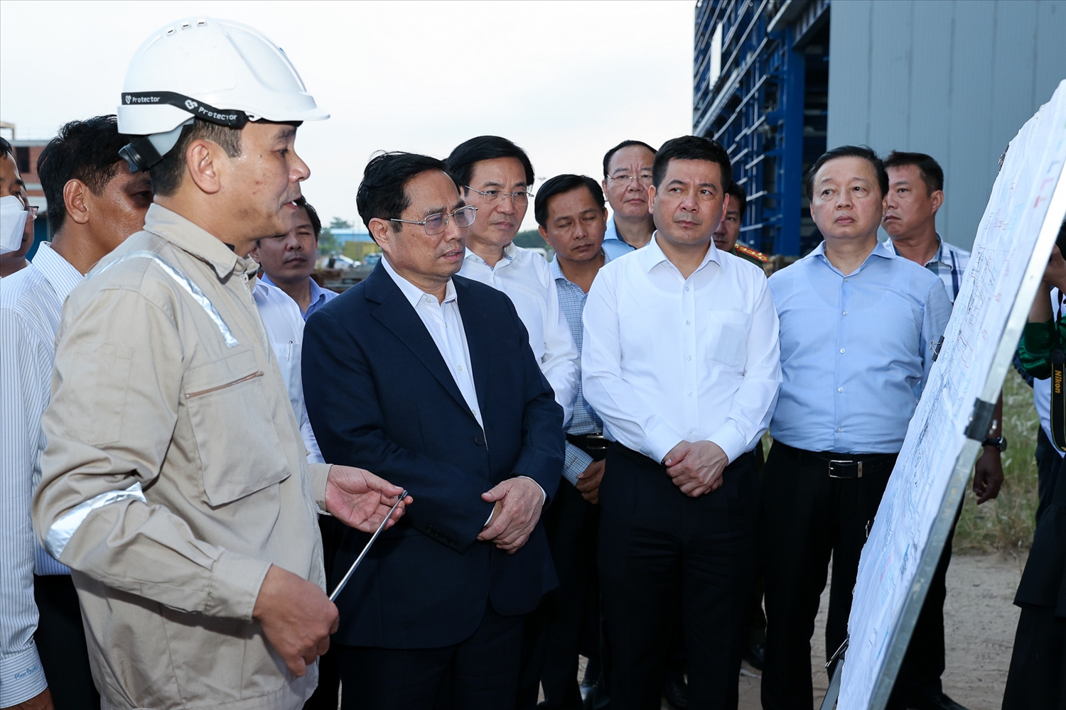 Thủ tướng nghe báo cáo về tiến độ Dự án Nhiệt điện Long Phú 1 - Ảnh: VGP/Nhật Bắc