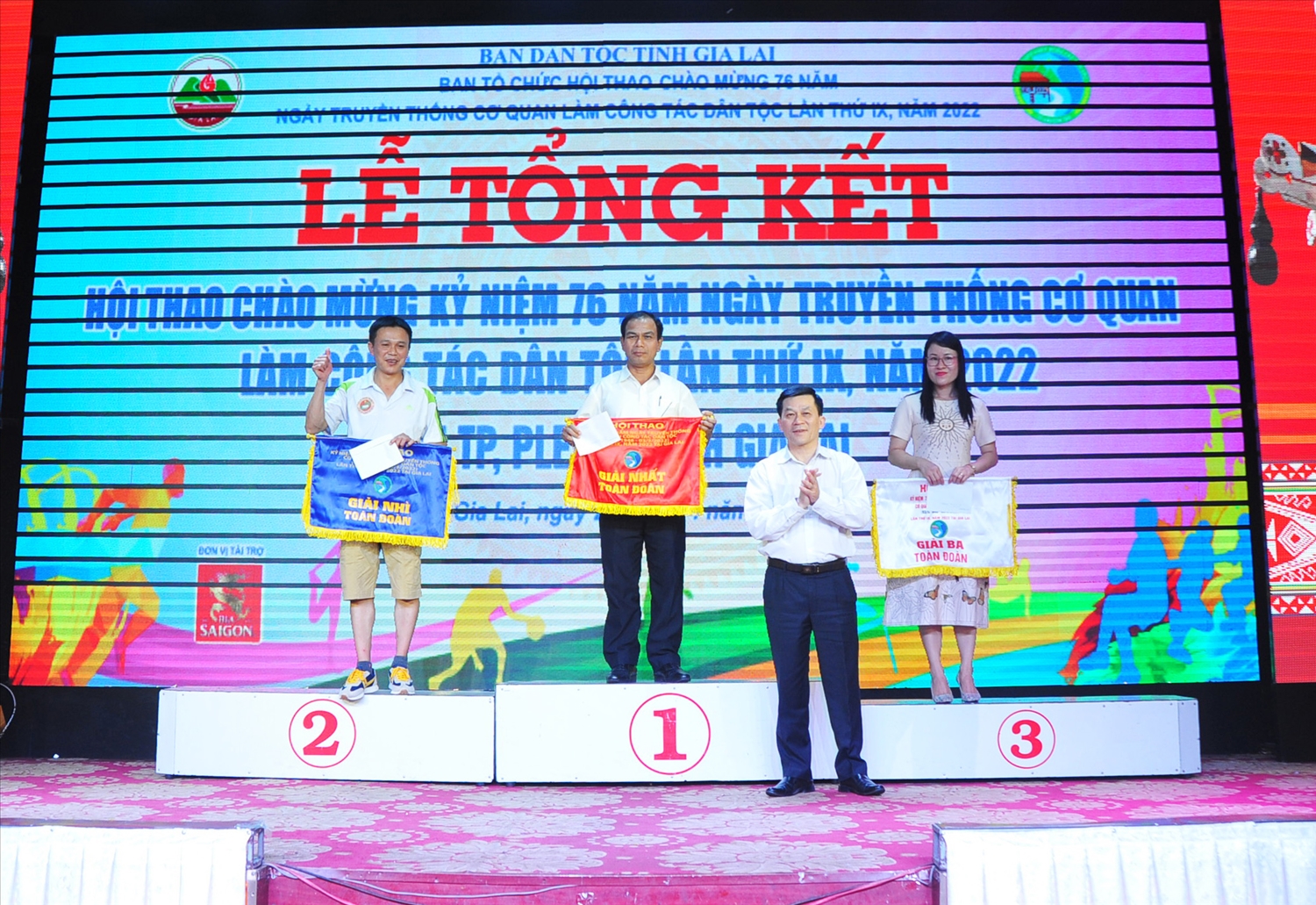 Thứ trưởng, Phó Chủ nhiệm Ủy ban Dân tộc Nông Quốc Tuấn trao giải Nhất, Nhì, Ba toàn đoàn cho Ban Dân tộc tỉnh Quảng Nam, Lâm Đồng và Gia Lai