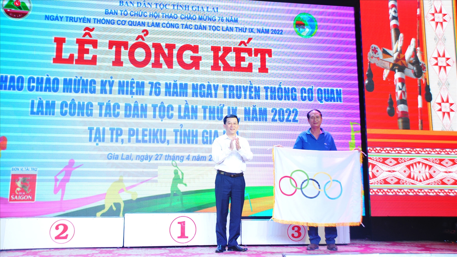 Thứ trưởng, Phó Chủ nhiệm Ủy ban Dân tộc Nông Quốc Tuấn trao quyền đăng cai Hội thao tiếp theo cho Ban Dân tộc tỉnh Quảng Ngãi