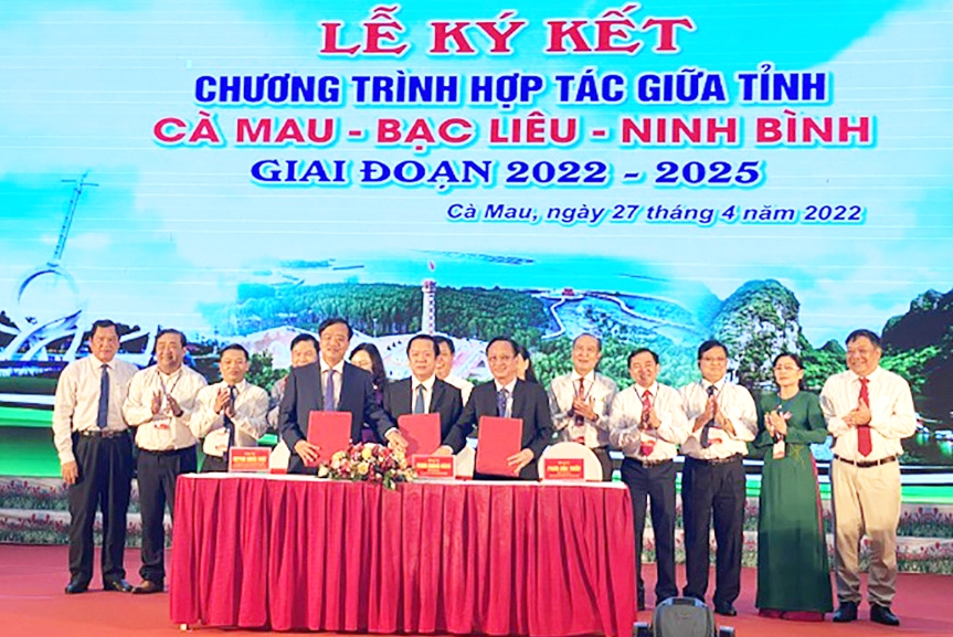 Đại diện lãnh đạo 3 tỉnh Cà Mau - Bạc Liêu - Ninh Bình ký kết Chương trình hợp tác giai đoạn 2022 - 2025