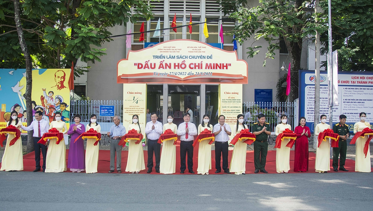 Các đại biểu cắt băng khai mạc Triển lãm sách chuyên đề “Dấu ấn Hồ Chí Minh”