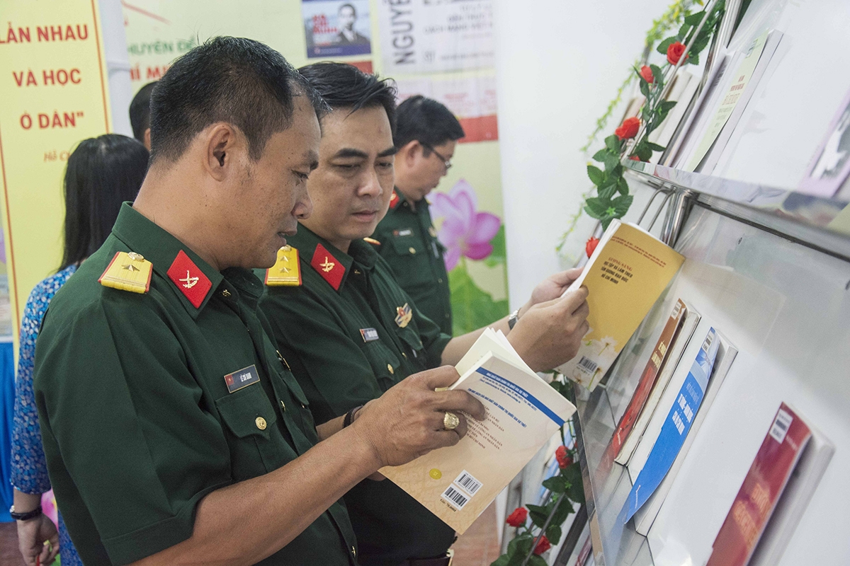 Các đại biểu tham dự Triển lãm sách chuyên đề “Dấu ấn Hồ Chí Minh”