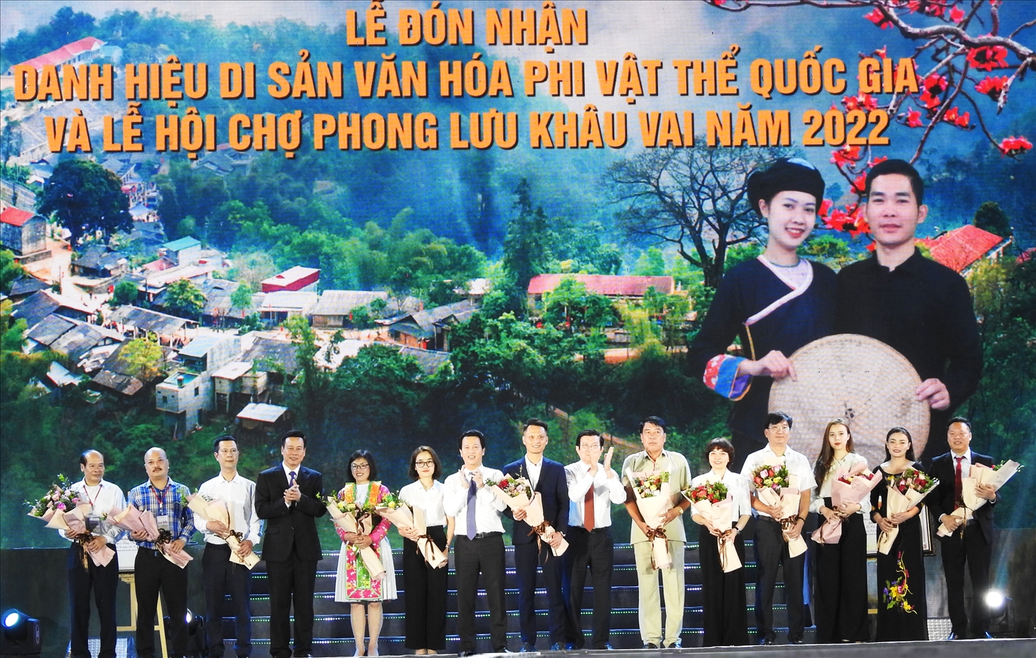 Nguyên Ủy viên Bộ Chính trị, Nguyên Chủ tịch nước Cộng hòa Xã hội Chủ nghĩa Việt Nam Trương Tấn Sang và Bí thư Tỉnh uỷ Hà Giang Đặng Quốc Khánh tặng hoa cho các doanh nghiệp, cá nhân tài trợ