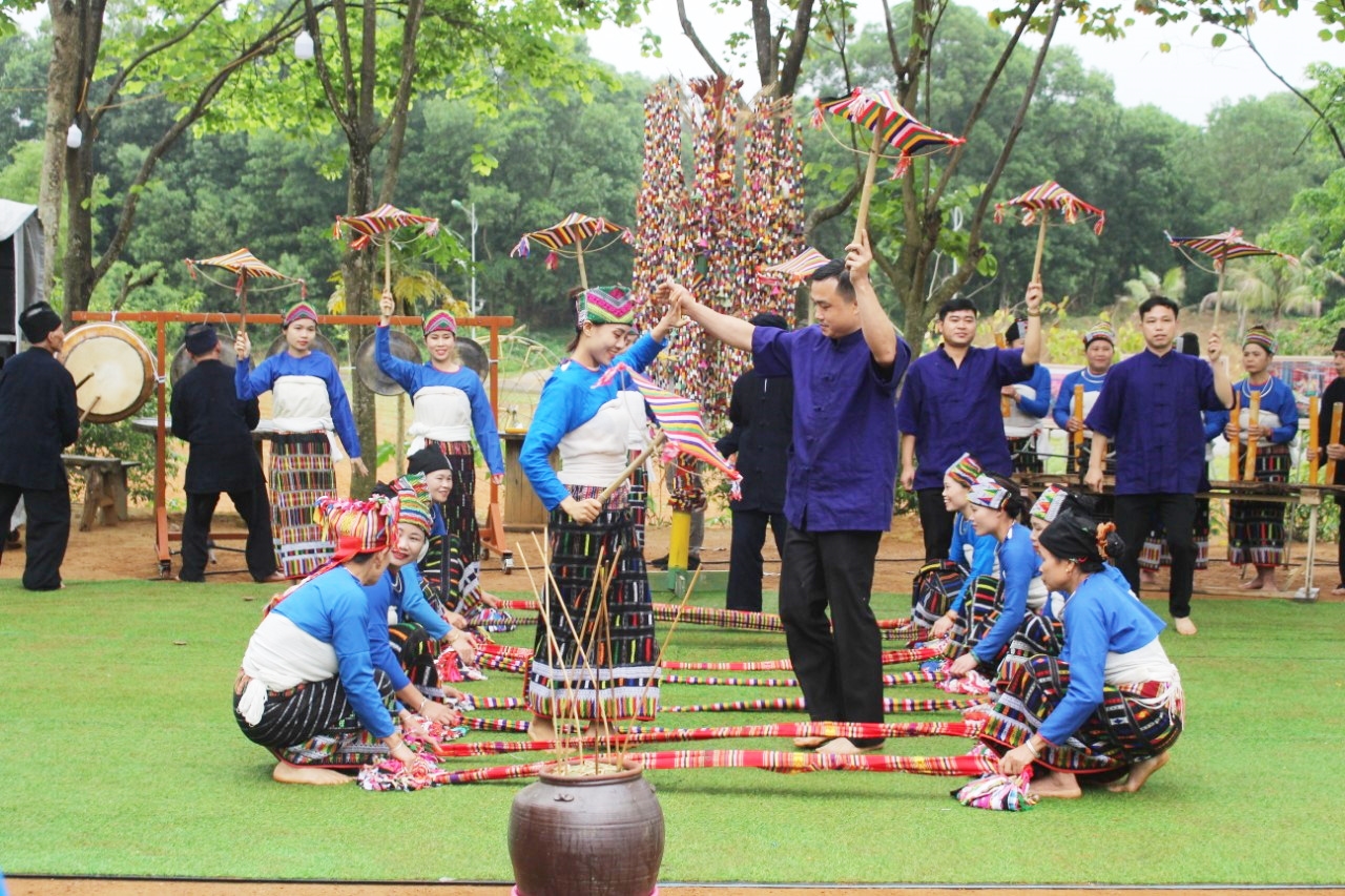 Dân tộc Thái đến từ xã Cán Khê, huyện Như Thanh, tỉnh Thanh Hóa tái hiện Lễ Kin Chiêng Boọc Mạy tại Ngôi nhà chung 