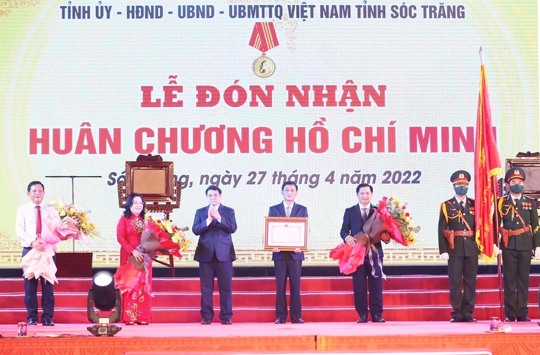 Thủ tướng Chính phủ Phạm Minh Chính trao Huân chương Hồ Chí Minh và chúc mừng Ban Thường vụ Tỉnh ủy Sóc Trăng 