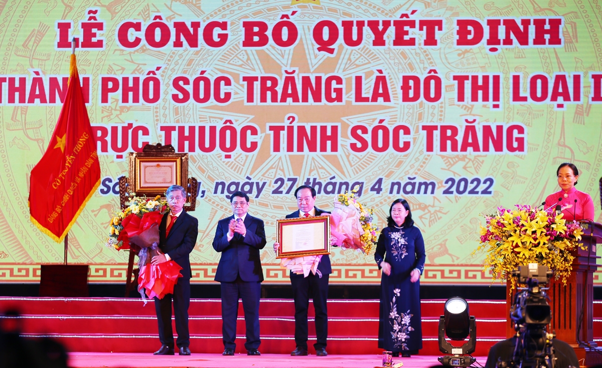 Thủ tướng Chính phủ Phạm Minh Chính trao Quyết định công nhận Tp. Sóc Trăng đạt Đô thị loại II