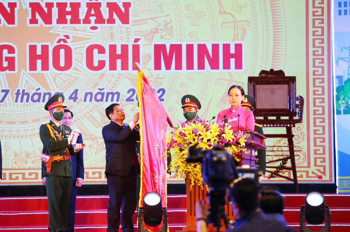 Thủ tướng Chính phủ Phạm Minh Chính thực hiện nghi thức trao Huân chương Hồ Chí Minh 