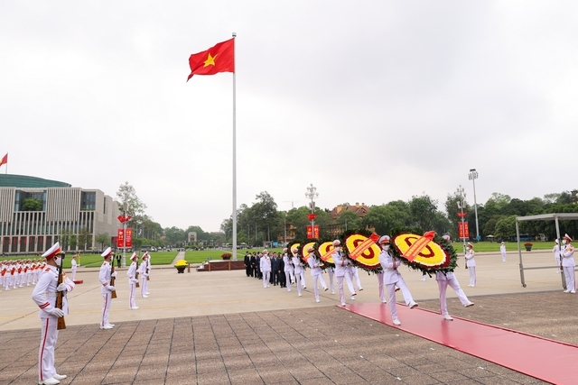 Đoàn đại biểu lãnh đạo Đảng, Nhà nước vào Lăng viếng Chú tịch Hồ Chí Minh - Ảnh: VGP/Nhật Bắc