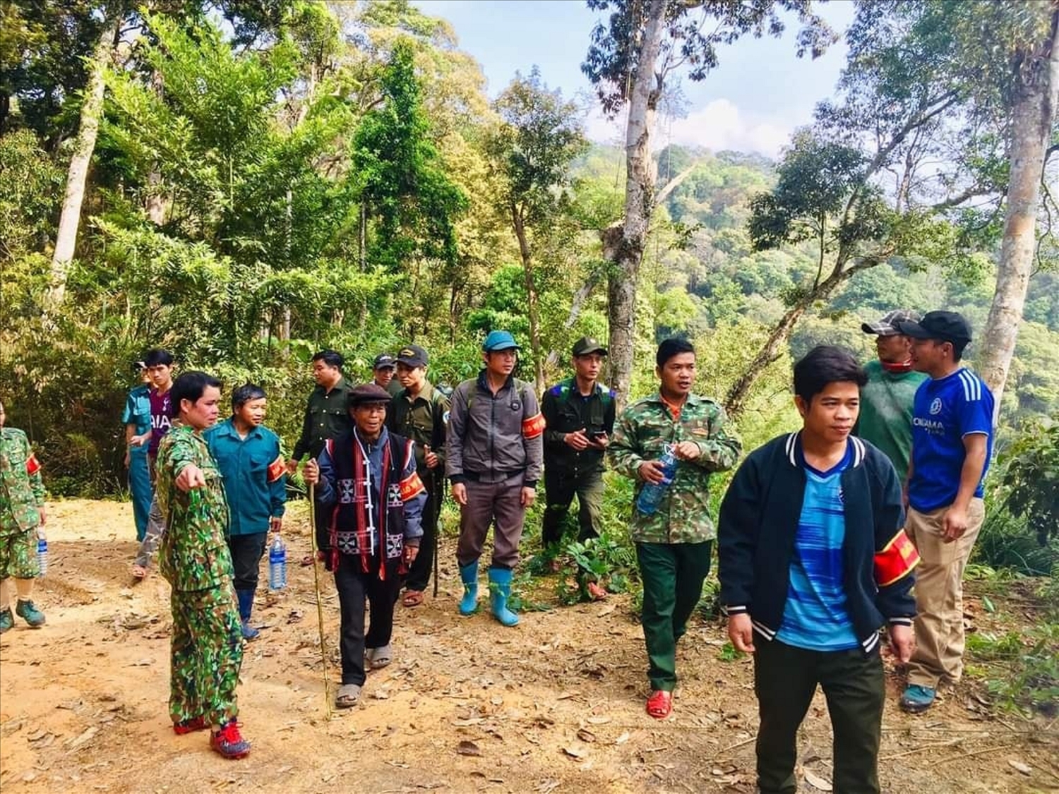 Chính quyền Tây Giang đã thành lập tổ quản lý bảo vệ rừng thôn, bản để tuần tra từ nhiều năm qua.