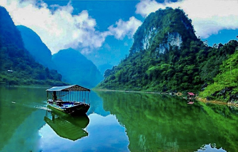 Hồ Thang Hen còn được thiên nhiên ban tặng thắng cảnh như một bức tranh thủy mặc.