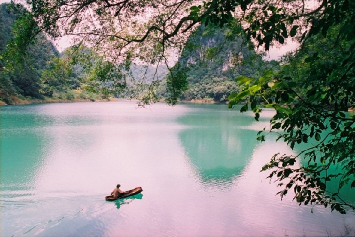 Hồ Thang Hen quanh năm luôn có làn nước xanh ngắt, thu hút nhiều du khách đến chiêm ngưỡng.