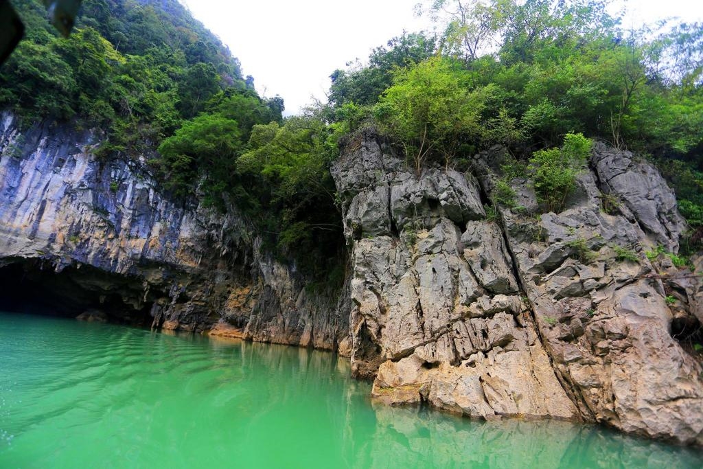 Thang Hen có phong cảnh sơn thủy hữu tình với những hàng cây xanh vươn mình trên vách đá cheo leo, soi bóng xuống mặt nước xanh ngát, uốn vòng theo lòng thung lũng mấp mô những mỏm đá ngầm.