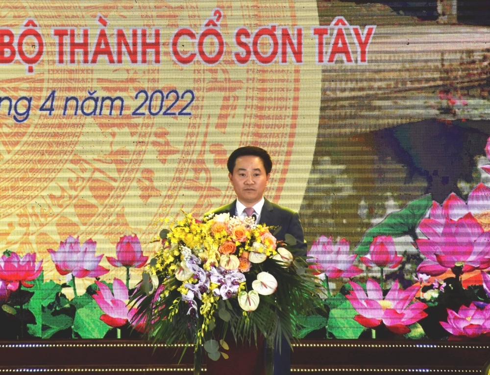 Bí thư Thị ủy Sơn Tây Trần Anh Tuấn phát biểu khai mạc.