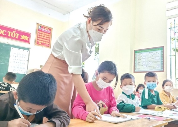 Cô giáo Cầm Thị Xuân, quê xã Luận Khê, huyện Thường Xuân đang dạy học tại Trường Tiểu học Trung Lý 2, bản Cò Cài