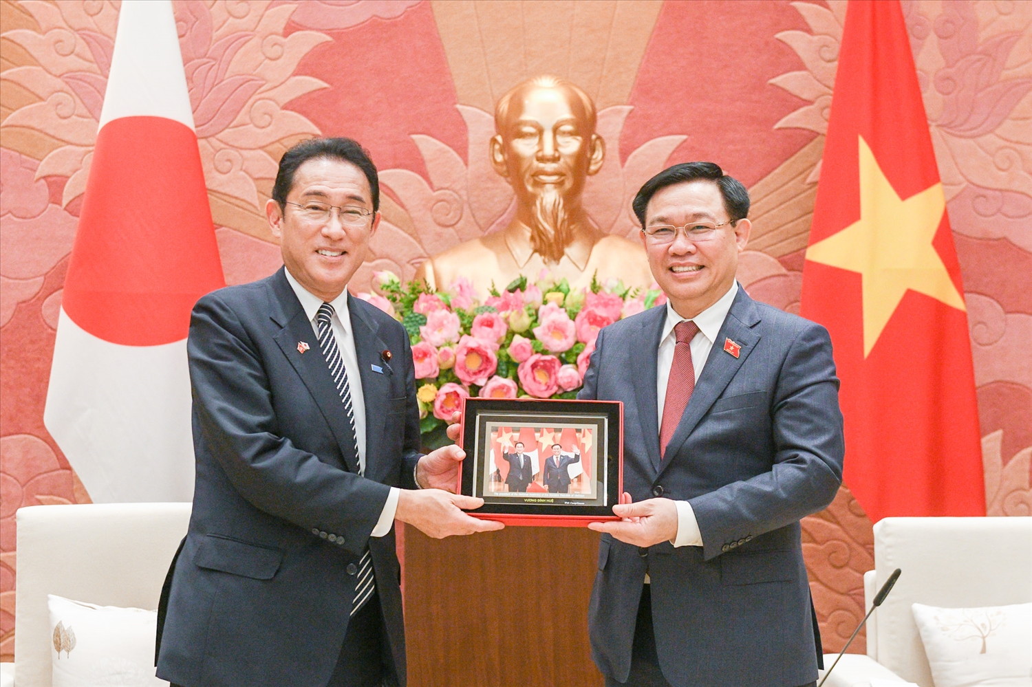 Chủ tịch Quốc hội Vương Đình Huệ trao tặng Thủ tướng Nhật Bản Kishida Fumio bức ảnh lưu niệm