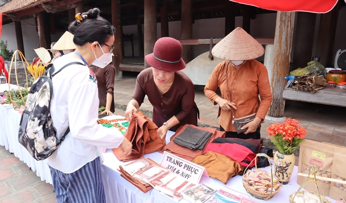 Tìm hiểu trang phục truyền thống xưa và nay tại làng Đường Lâm.