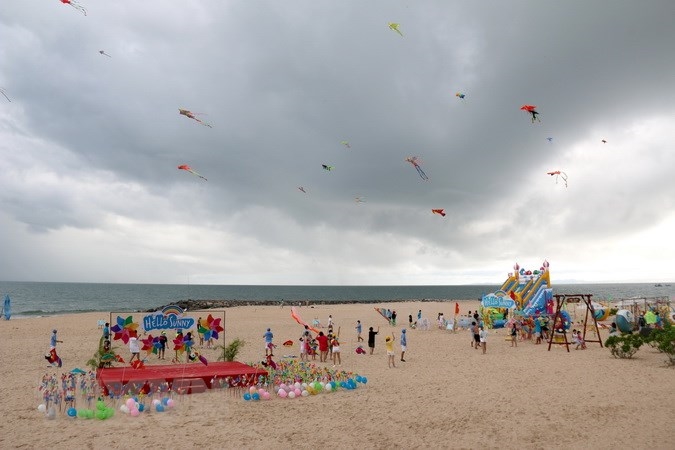 Hàng trăm du khách trong và ngoài nước đã cùng với người dân tỉnh Bình Thuận tham gia lễ hội thả diều trên bãi biển tại The Cliff Resort. 