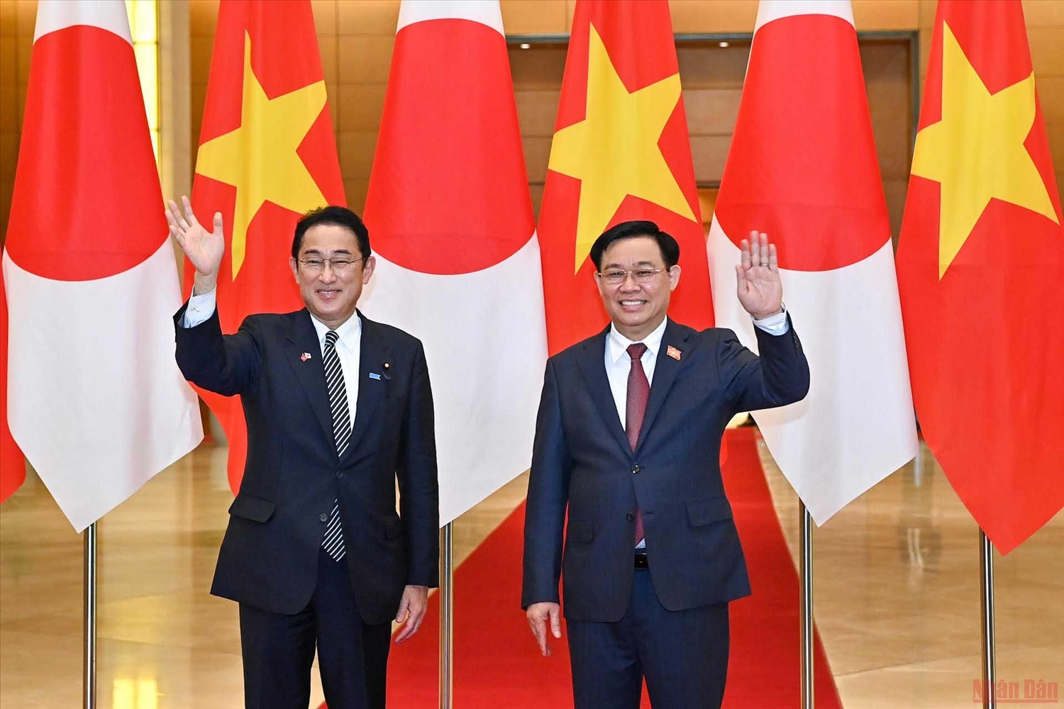Chủ tịch Quốc hội Vương Đình Huệ hội kiến Thủ tướng Nhật Bản Kishida Fumio