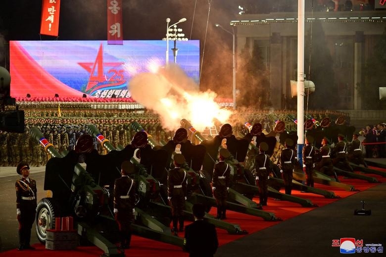Lễ duyệt binh hoành tráng kỷ niệm 90 năm ngày thành lập Quân đội Cách mạng nhân dân Triều Tiên 4