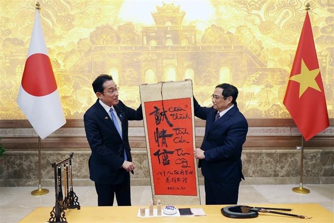 Thủ tướng Phạm Minh Chính tặng Thủ tướng Nhật Bản Kishida Fumio bức thư pháp với dòng chữ "Chân thành - Tình cảm - Tin cậy" bằng tiếng Việt và tiếng Nhật Bản.