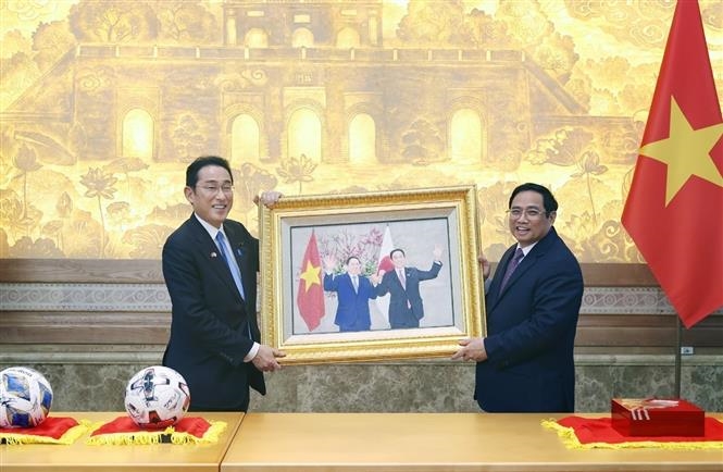 Thủ tướng Phạm Minh Chính tặng lưu niệm cho Thủ tướng Nhật Bản Kishida Fumio.