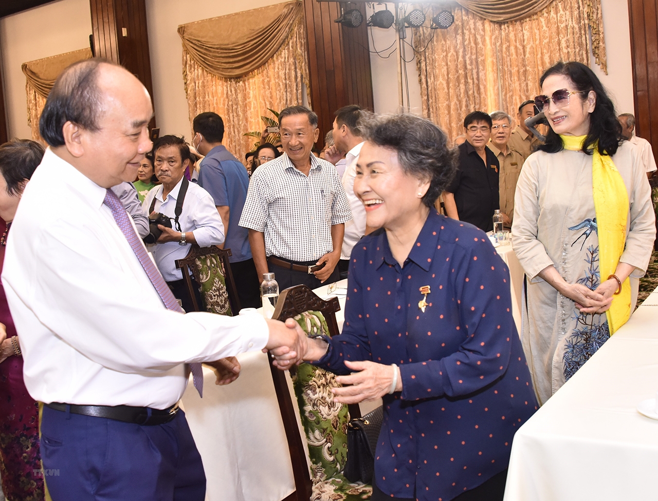 Chủ tịch nước Nguyễn Xuân Phúc giao lưu cùng các đại biểu tại buổi họp mặt. (Ảnh: TTXVN)