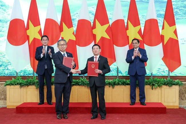 Thủ tướng Chính phủ Phạm Minh Chính và Thủ tướng Kishida Fumio đã chứng kiến Lễ trao đổi 22 văn kiện hợp tác giữa các bộ, ngành, địa phương và doanh nghiệp hai nước. (Ảnh VGP/Nhật Bắc)