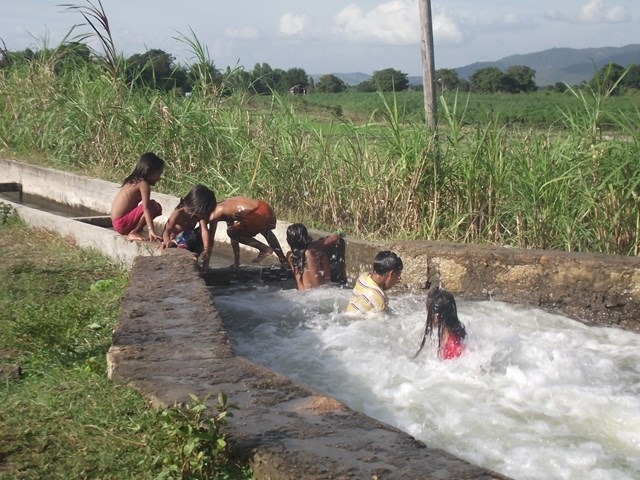 Tình trạng trẻ em tắm ở sông, suối đã gây nên nhiều vụ đuối nước thương tâm. Ảnh minh hoạ