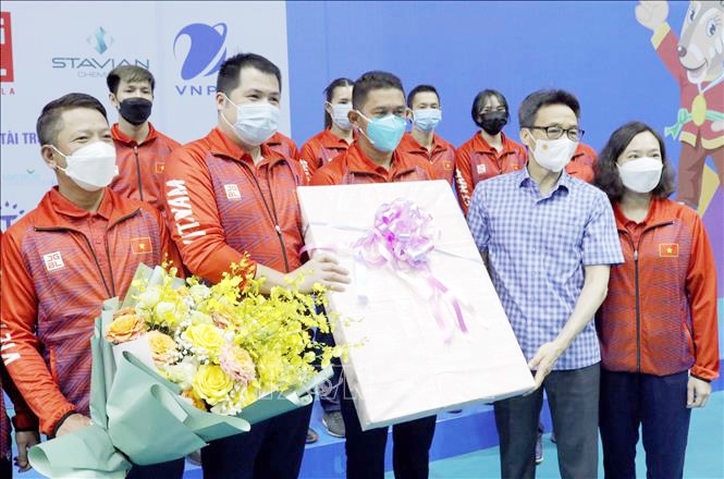 Phó Thủ tướng Chính phủ Vũ Đức Đam động viên, tặng quà Đoàn vận động viên Việt Nam thi đấu môn Cầu lông tại SEA Games 31