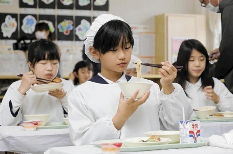Học sinh thành phố Saijo (Nhật Bản) ăn trưa bằng món bún bò Huế (Ảnh chụp ngày 26/4- Nguồn: Ehime Shimbun)