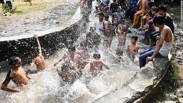 Người dân ở Pakistan tắm hạ nhiệt tại một con kênh ở Lahore, tỉnh Punjab ngày 29/4 - Ảnh: CNN
