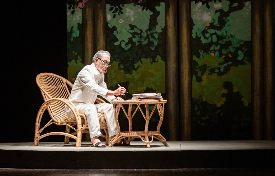 Nghệ sĩ Văn Hải vào vai Bác Hồ trong một phân đoạn của vở kịch “Lá đơn thứ 72” 