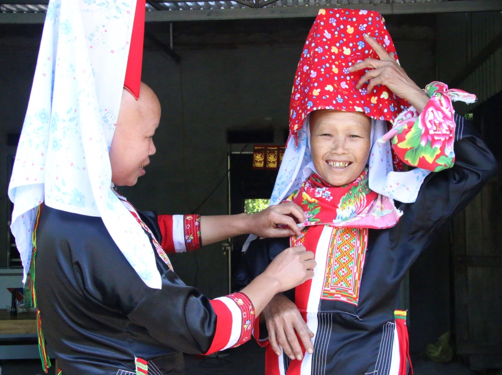 Từ sáng sớm, chị em dân tộc Dao Thanh Phán đã chuẩn bị những bộ trang phục đẹp nhất, mới nhất để tham gia ngày hội