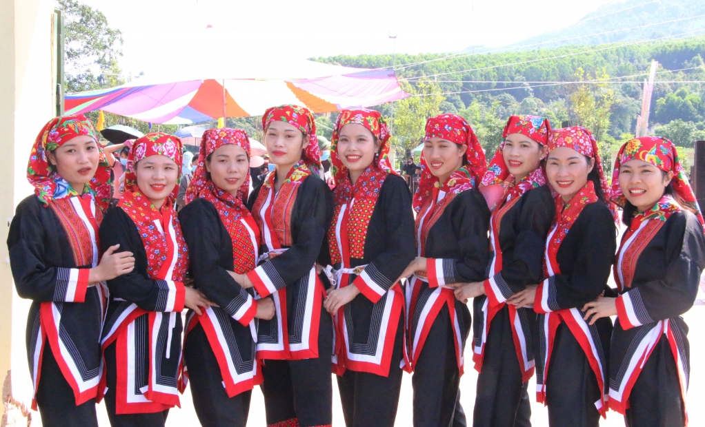 Các cô gái dân tộc Dao xinh tươi chuẩn bị biểu diễn văn nghệ