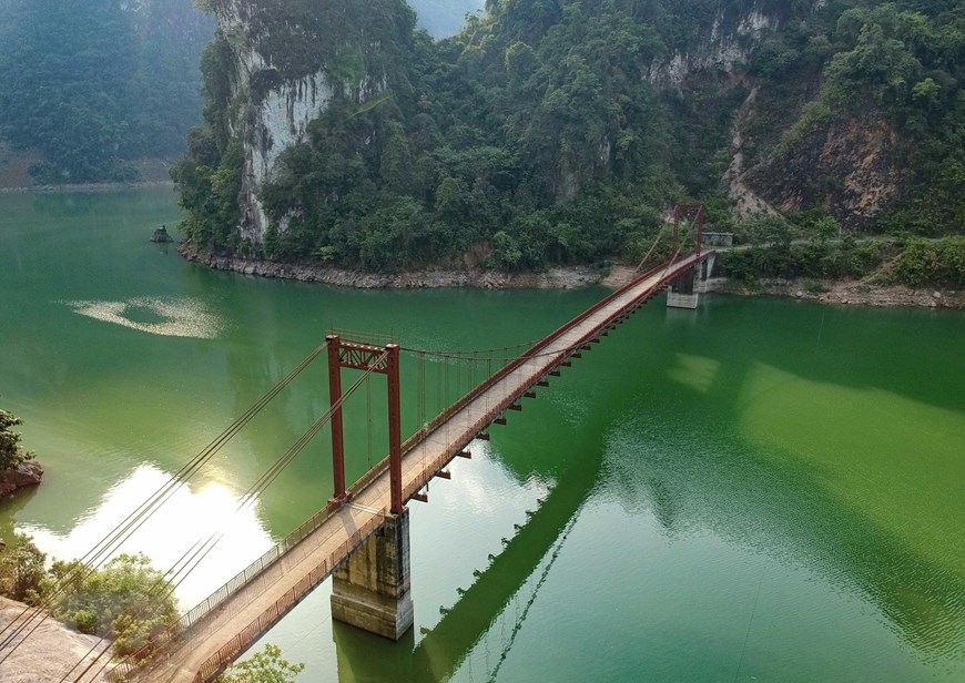 Cầu Pa Phông là điểm check in không thể thiếu khi đến tham quan lòng hồ thủy điện Sông Đà ở huyện Tủa Chùa.(Ảnh: Xuân Tư/TTXVN)