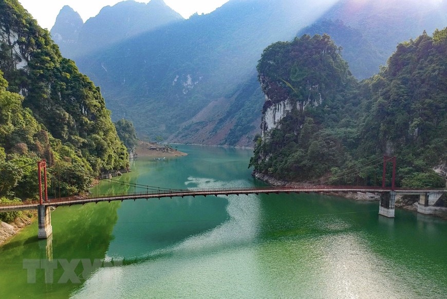 Cầu Pa Phông bắc qua lòng hồ trên con đường độc đạo nối trung tâm xã Huổi Só với bản Huổi Lóng. (Ảnh: Xuân Tư/TTXVN)