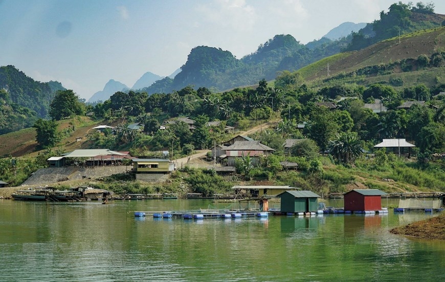 Những bản làng của người dân tộc thiểu số sống định cư bên lòng hồ. (Ảnh: Xuân Tư/TTXVN)