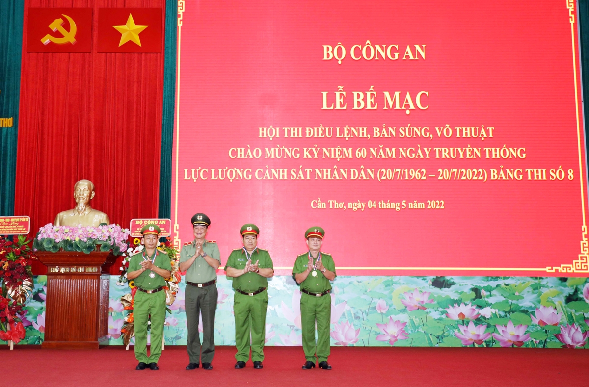 Thiếu tướng Lê Hồng Hiệp trao giải cho các cá nhân có thành tích xuất sắc ở nội dung Bài bắn chậm súng CZ75