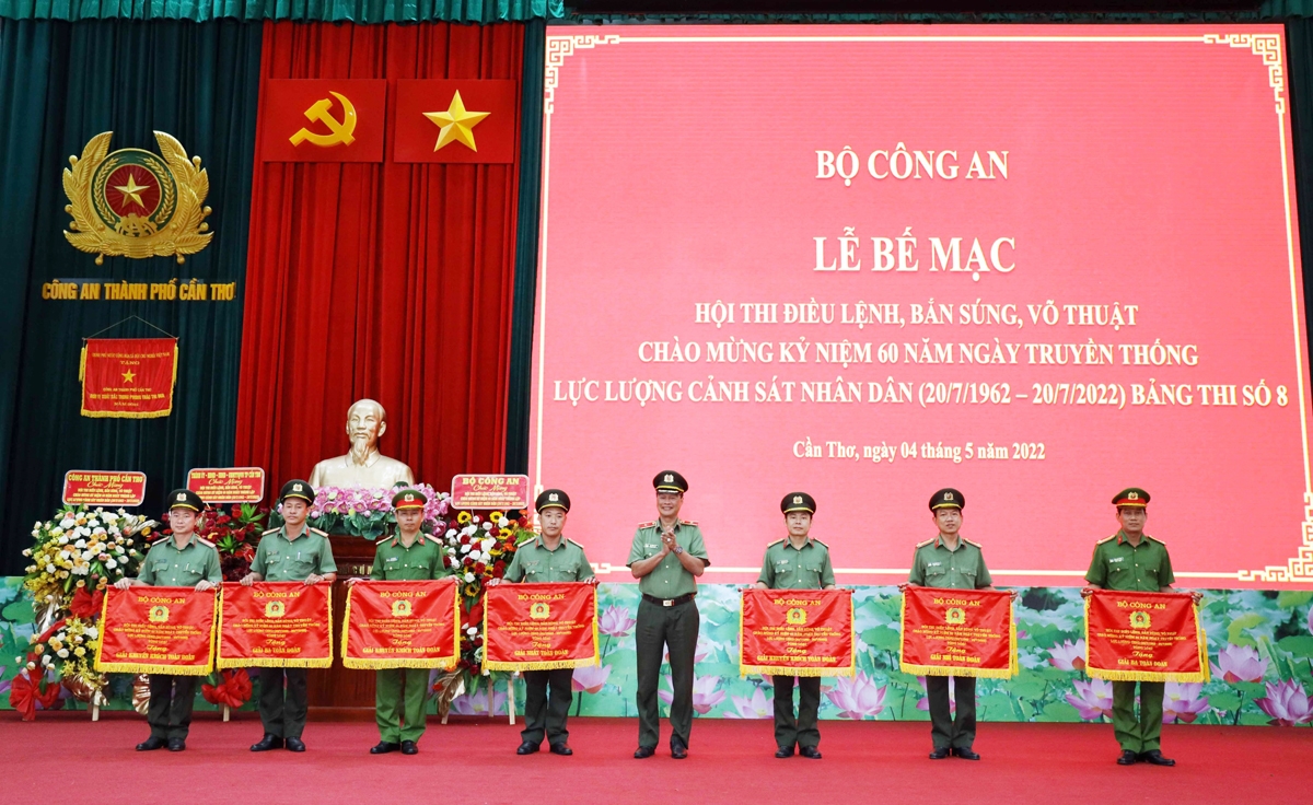 Thiếu tướng Lê Hồng Hiệp đã trao Cờ lưu niệm cho các đội tham gia Hội thi 