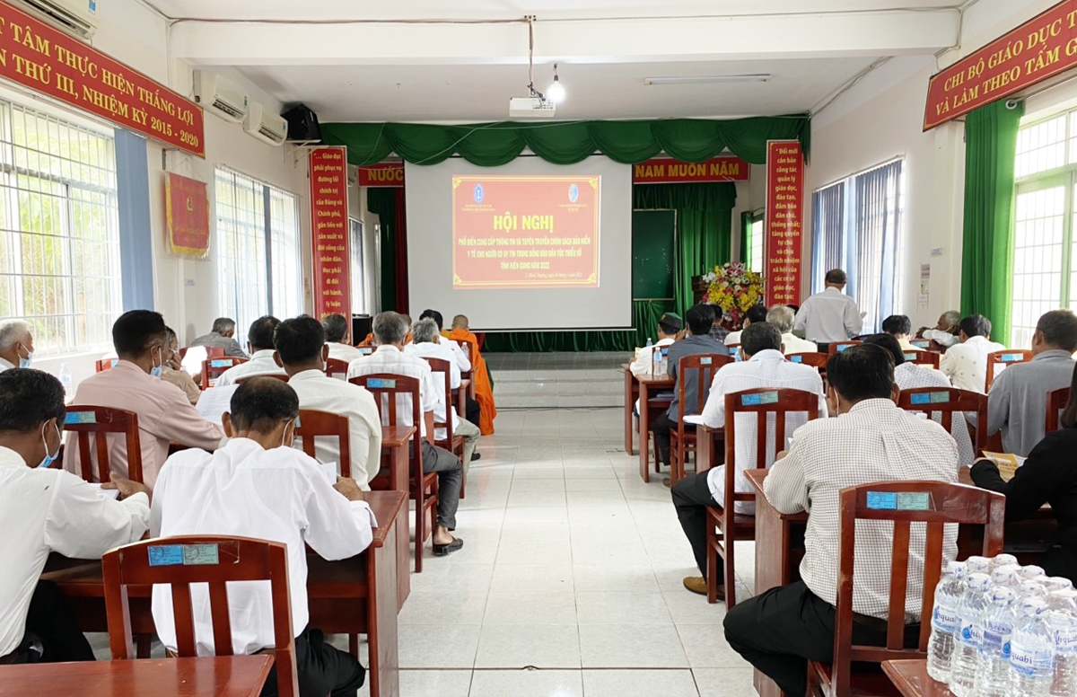 oàn cảnh Hội nghị cung cấp thông tin cho Người có uy tín tại huyện U Minh Thượng