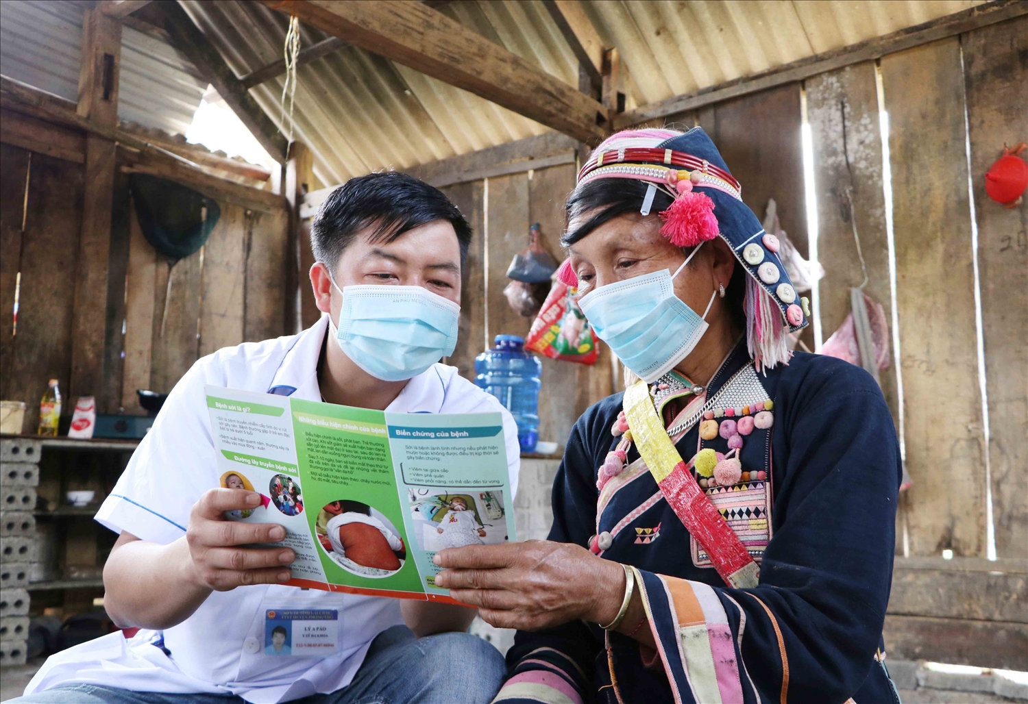 Cán bộ y tế Trạm Y tế xã Huổi Luông, huyện Phong Thổ, tỉnh Lai Châu xuống các bản tuyên truyền cho bà con về chính sách bảo hiểm y tế, bảo hiểm xã hội_Ảnh: TTXVN)