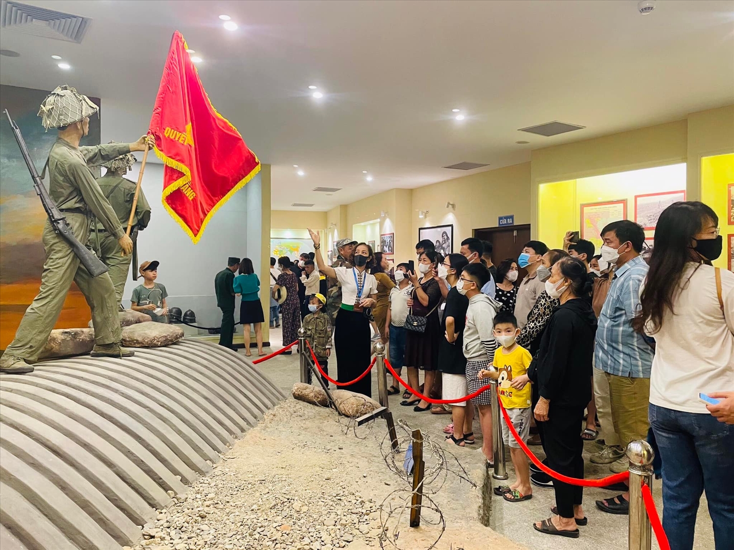  Đông đảo người dân đến với Bảo tàng nhân ngày kỷ niệm Chiến thắng Điện Biên phủ