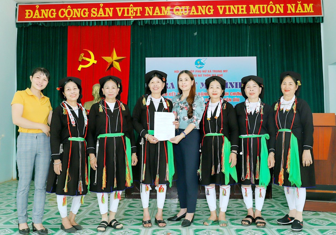 Chủ tịch Hội LHPN xã Trung Mỹ Trần Thị Tuyết Mai trao quyết định thành lập mô hình “Tổ liên kết sản xuất bánh tro, bánh chưng gù” cho các chị em phụ nữ