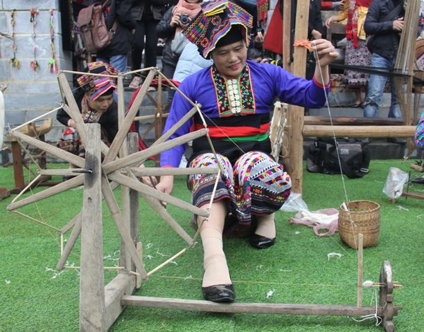 Phụ nữ dȃn tộc Lào trὶnh diễn các cȏng ᵭoạn dệt thȏ̉ cȃ̉m tại Làng Vӑꞑ hόa Du lịch các dȃn tộc Việt Nam