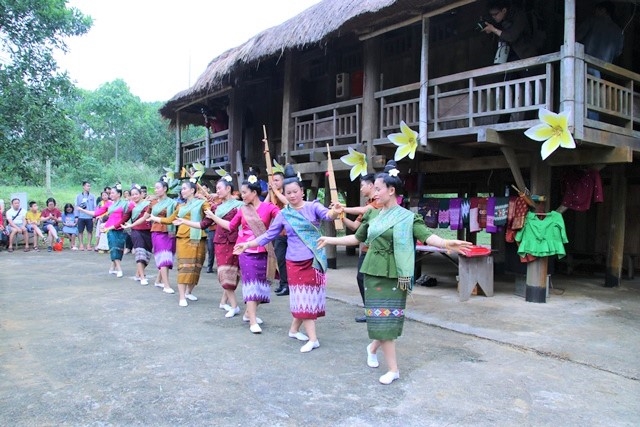 Phụ nữ dân tộc Lào tỉnh Sơn La vui múa tại làng Văn hóa Du lịch các dân tộc Việt Nam
