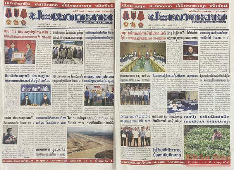 Báo Pathetlao Daily ngày 3 và 4/5 đăng hai bài viết về quan hệ giữa Việt Nam và Lào. (Ảnh: DUY TOÀN)